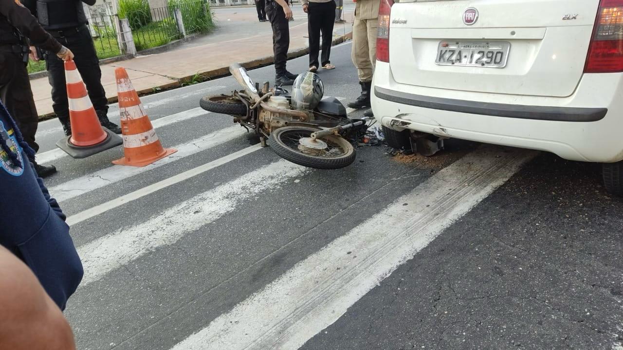 Motociclista colide com carro no Centro e fica ferido na manhã desta quarta, 2