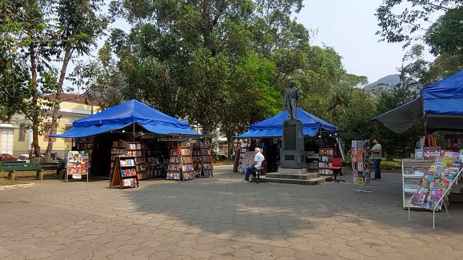 Letras em movimento: Feira Literária fica  na Praça Getúlio Vargas, em Nova Friburgo, até 22 de outubro