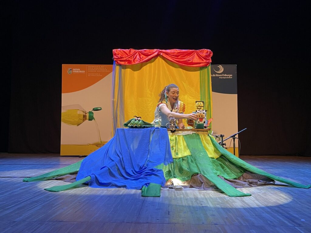 Peca de teatro "Eugênio, o jacaré avarento"