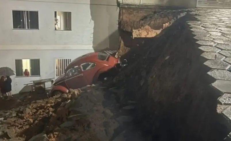 Calçada cede com o impacto das chuvas em Bom Jardim