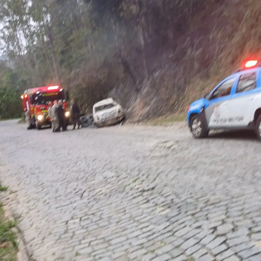 Suspeito de embriaguez deixa carro incendiado em bairro nobre de Nova Friburgo