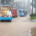 Centro de Nova Friburgo alagado em dia de chuva forte