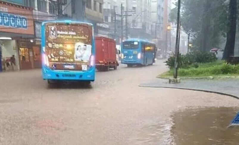 Centro de Nova Friburgo alagado em dia de chuva forte