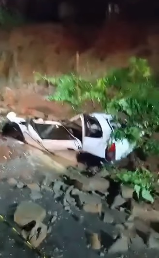 Carro atingido por encosta em Bom Jardim