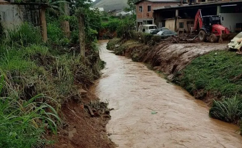 Rio se enche de lama durante forte chuva em Teresópolis