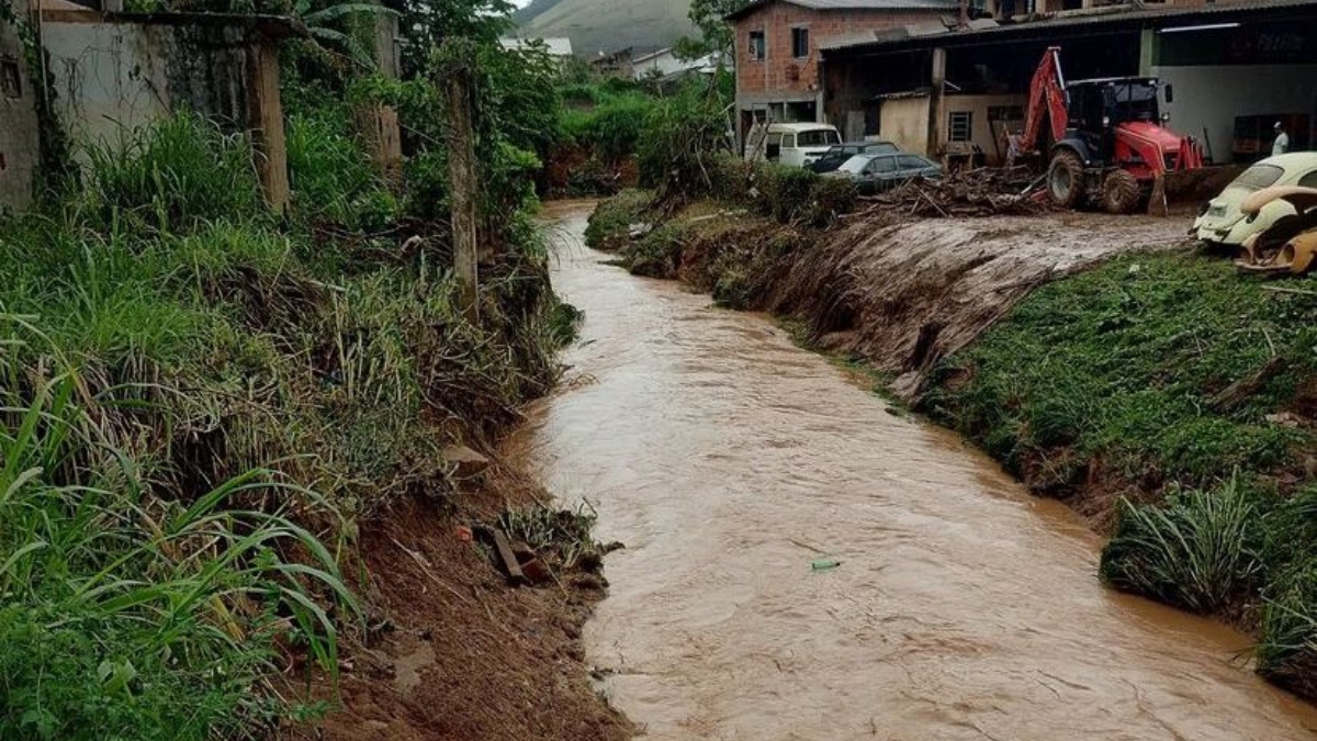 Deslizamentos e quedas de árvore deixam famílias desalojadas em Teresópolis