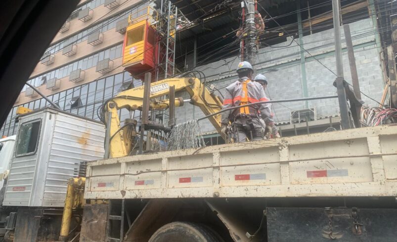 Obras em internet e luz em predio da aVENIDA gALDINO DO vALLE TRAZ TRANSITO INTENSO