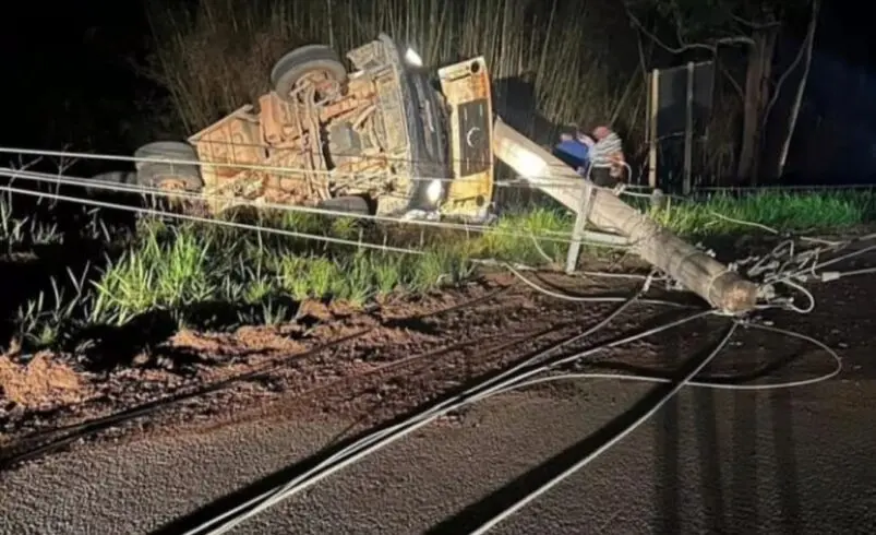 Acidente na RJ-242: motorista morre em colisão de caminhão com poste em Campo do Coelho