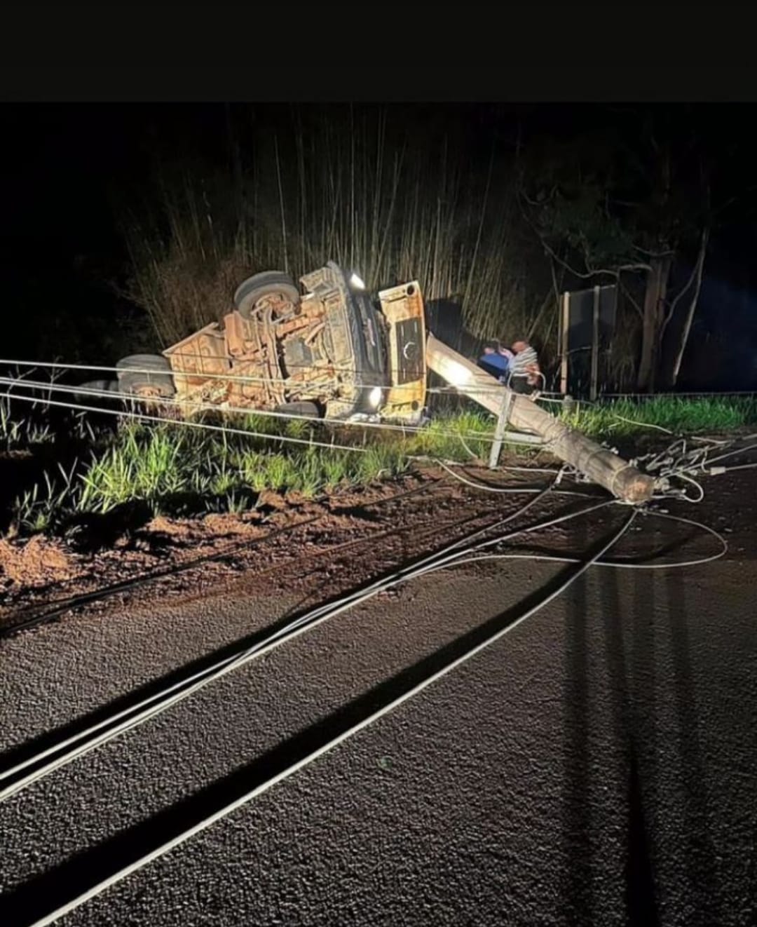 Acidente na RJ-242: motorista morre em colisão de caminhão com poste em Campo do Coelho