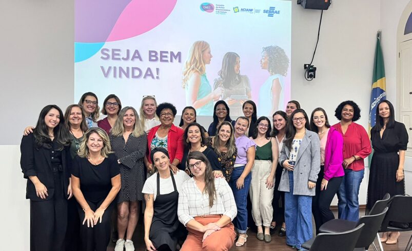 mulheres reunidas no cmec