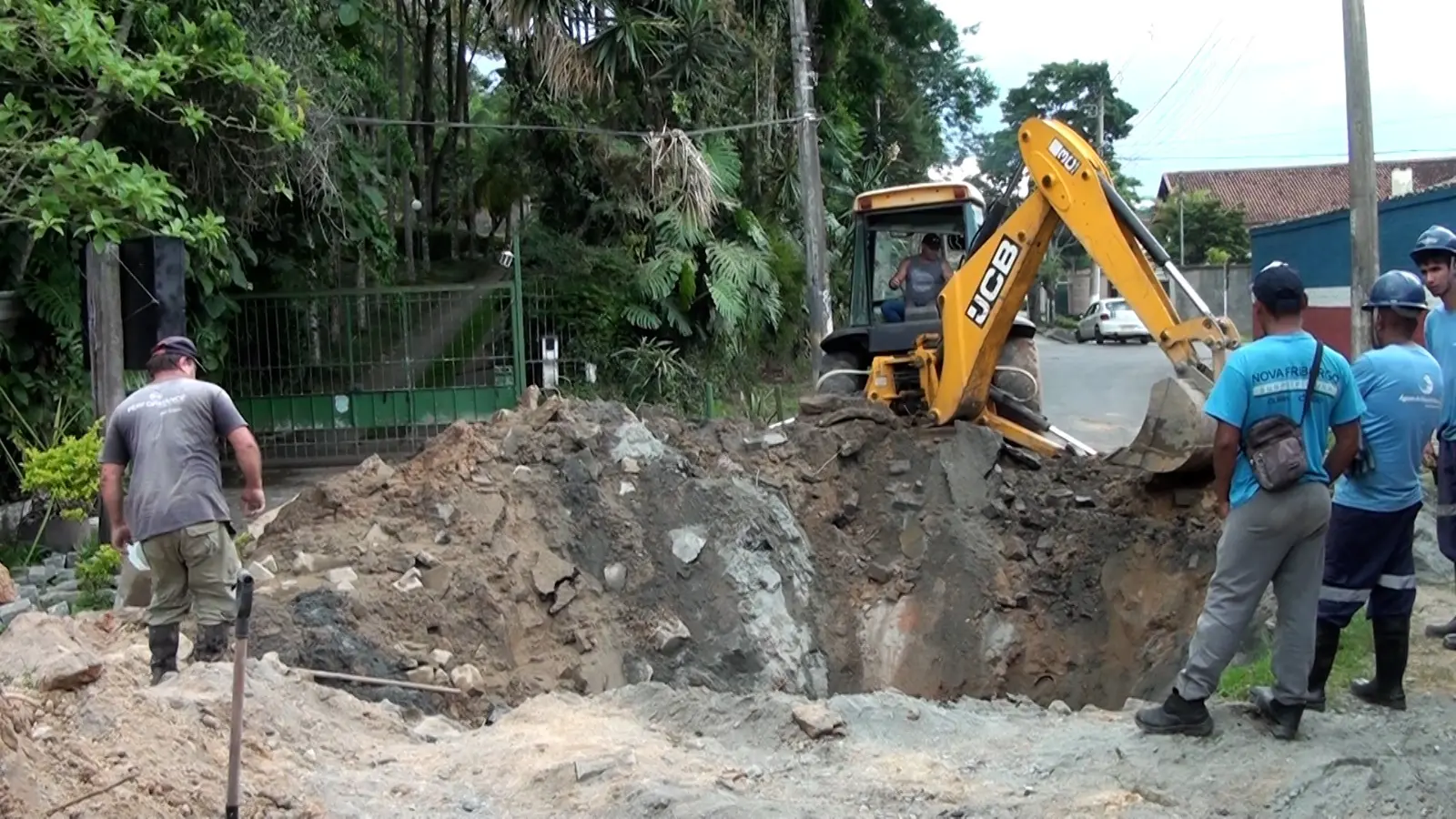 Subprefeitura de Olaria atua para conter afundamento da via na Rua Marquês de Maricá