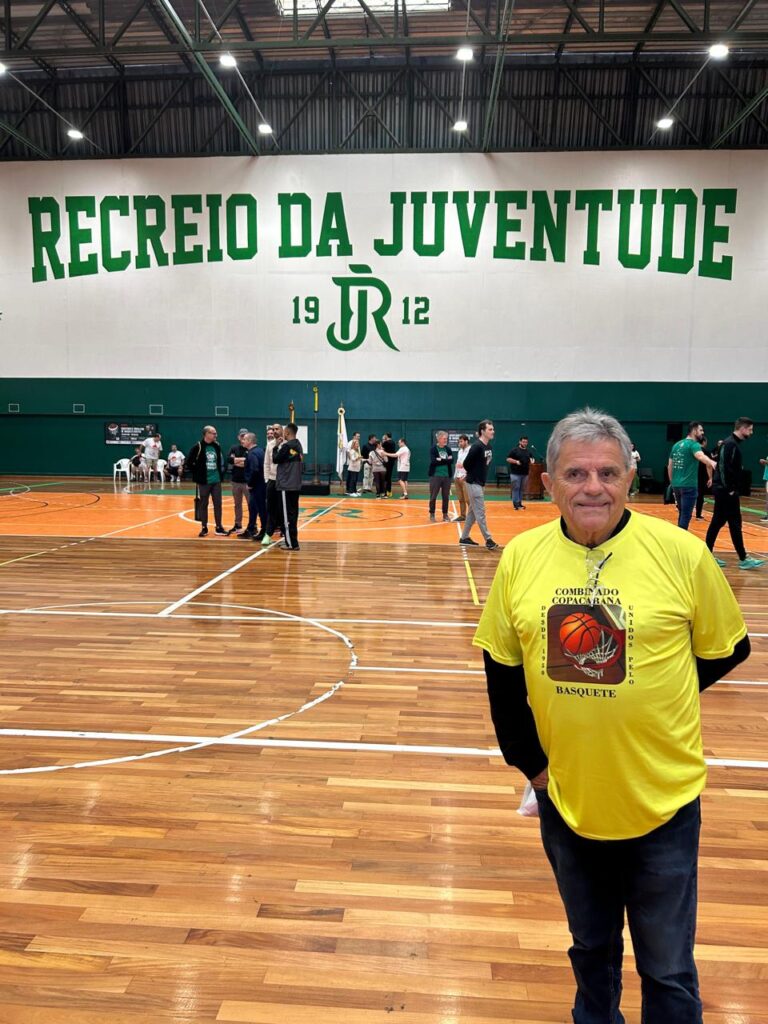 Jogador de basquete Tony Ventura posa ao lado de mural do Campeonato Brasileiro de Basquetebol Master