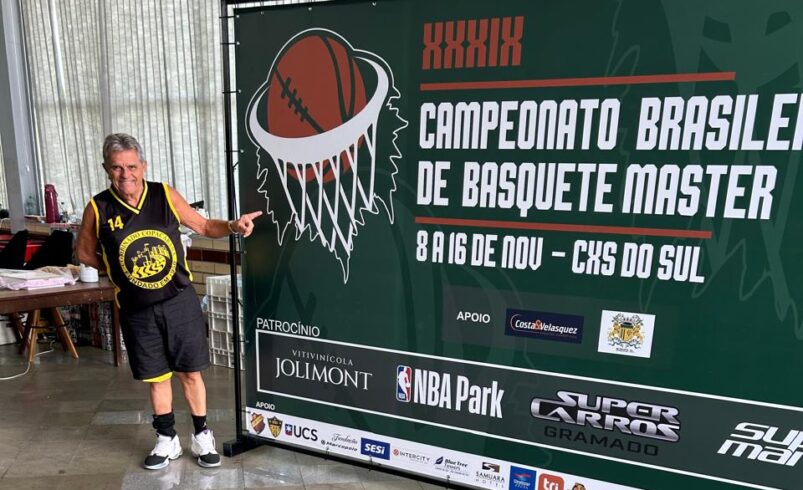 Jogador de basquete Tony Ventura posa ao lado de mural do Campeonato Brasileiro de Basquetebol Master