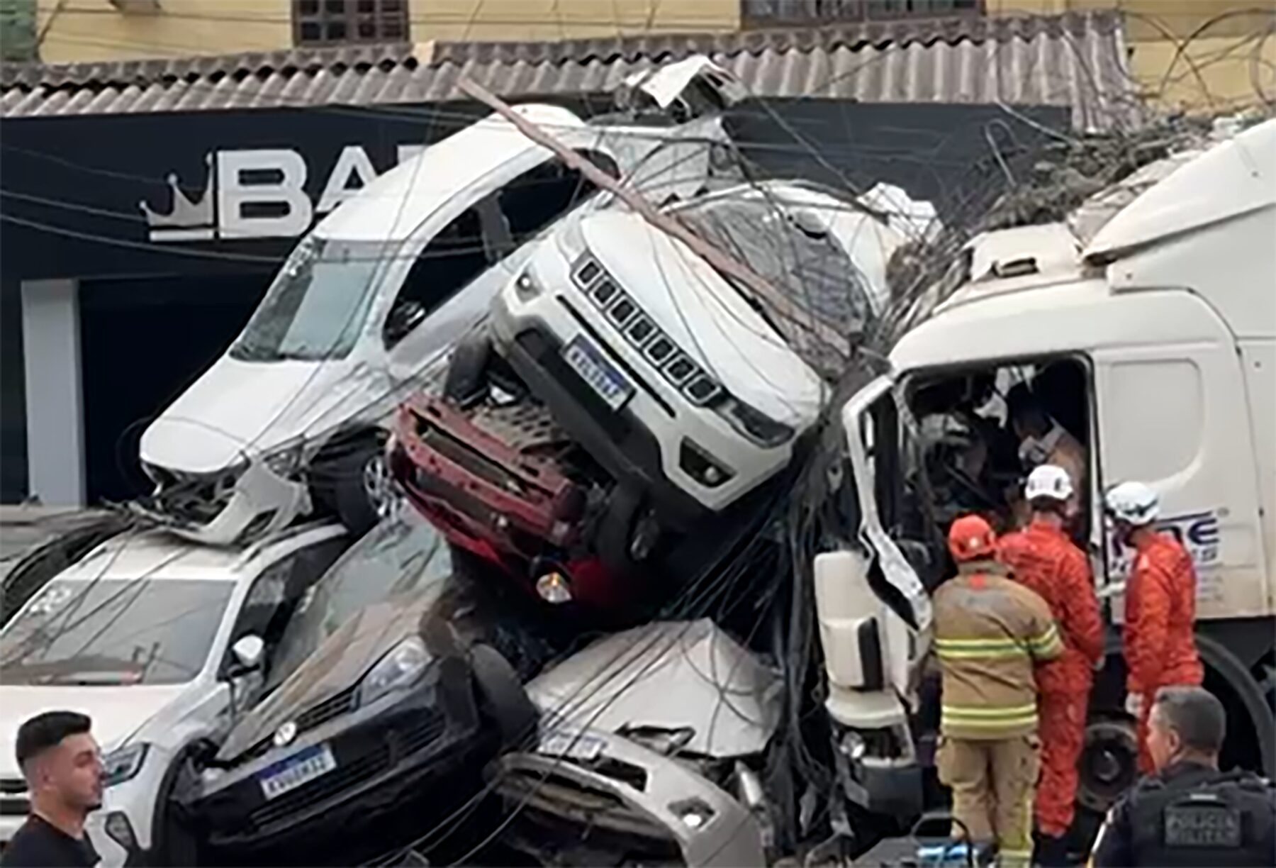 Carreta invade agência de automóveis na Terê-Fri RJ 130