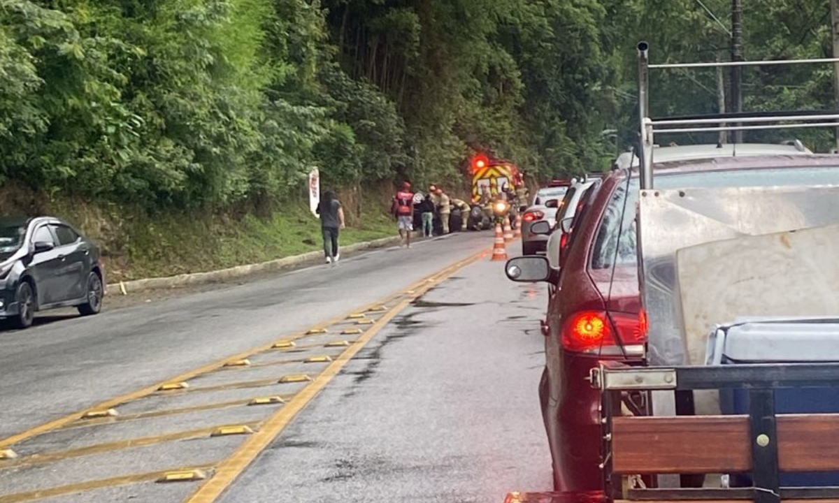 Dois acidentes deixam trânsito lento em Nova Friburgo, na manhã de domingo, 22