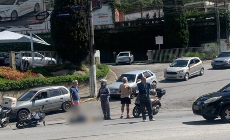 Colisão entre carro e moto deixa jovem ferido em Nova Friburgo