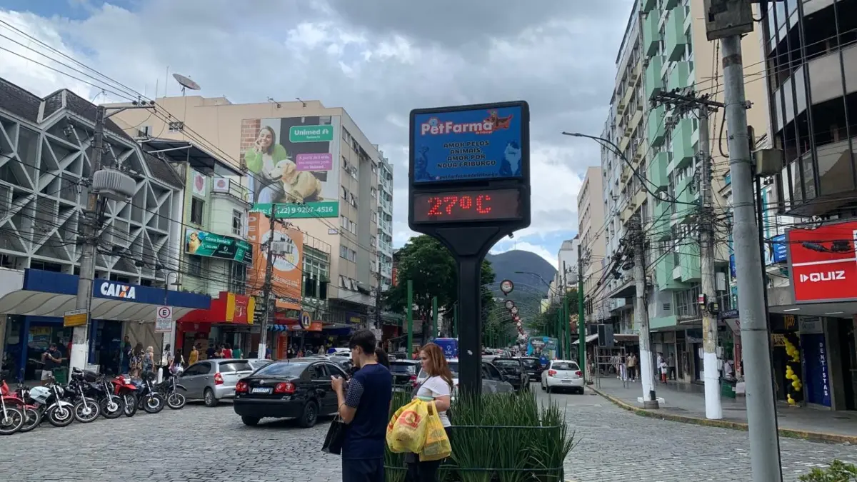 Nuvens no céu, calor no ar: Friburguenses enfrentam sensação térmica fora do padrão serrano