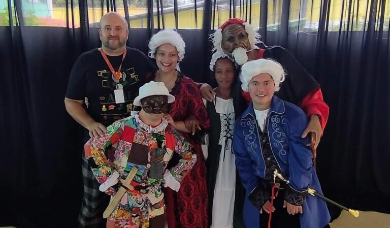 Cia Teatral Tragicômico, formada pelos assistidos do Centro Dia Especializado (CDE)