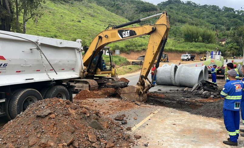 Obras de drenagem sendo feitas na rj 116