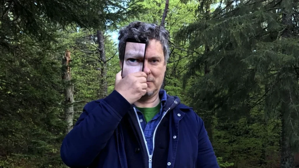 Michel Gondry com seu iPhone.