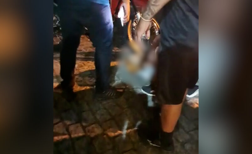 pessoas reunidas em volta de baleado em conselheiro paulino