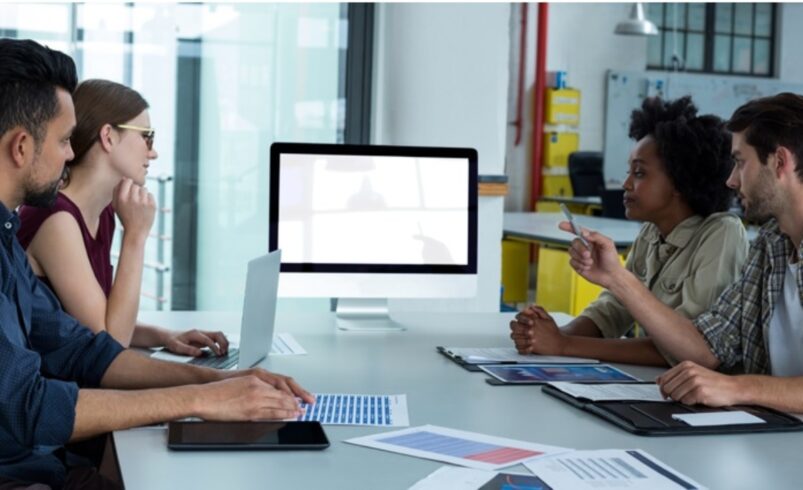 Grupo de microempreendedores discutem em mesa