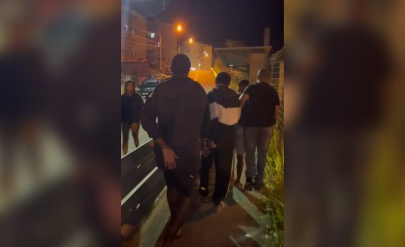 Suspeitos são encaminhados à delegacia por policiais