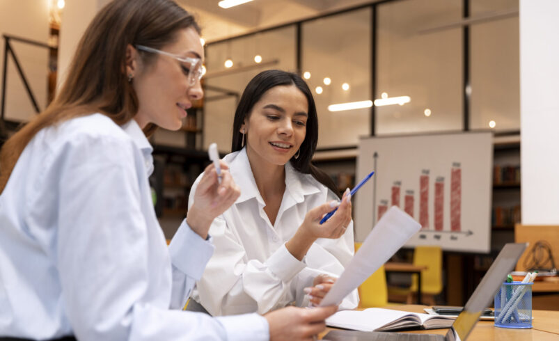 pessoas trabalhando em empresas