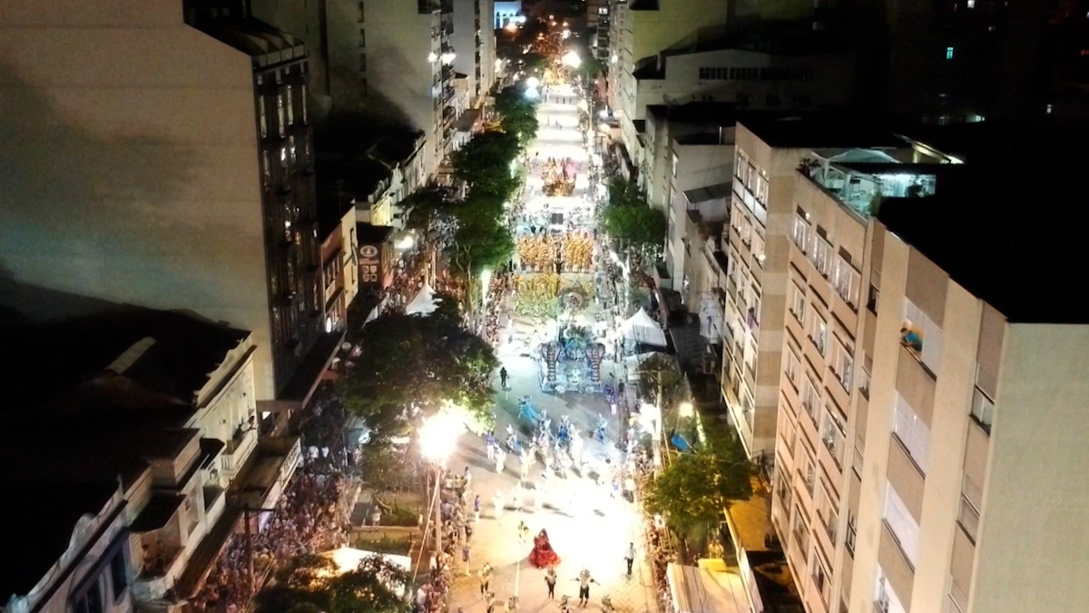 Desfile do Grupo A em Nova Friburgo supera desafios e brilha