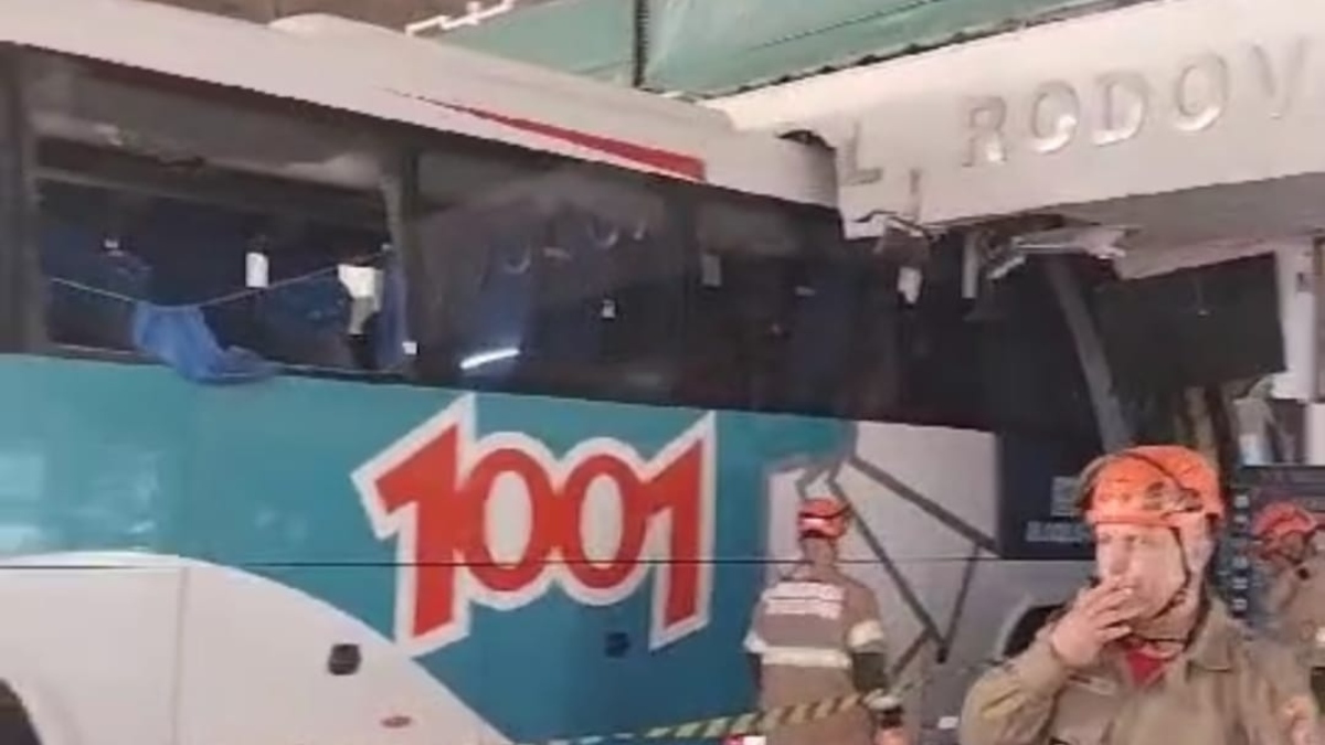 Ônibus da 1001 invade padaria na Rodoviária Sul, em Friburgo