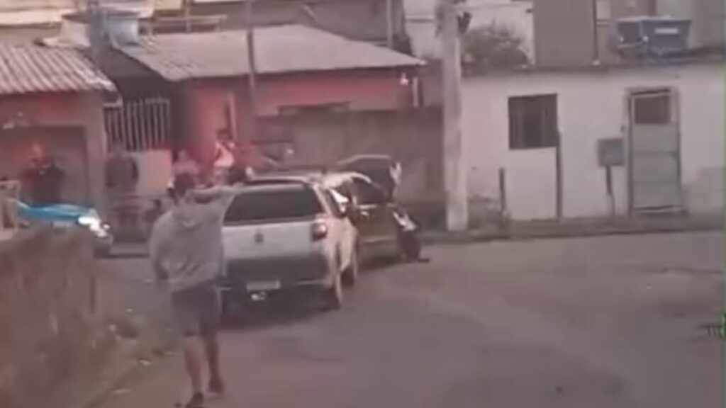 Carro sem freio fere crianças e assusta moradores em Friburgo