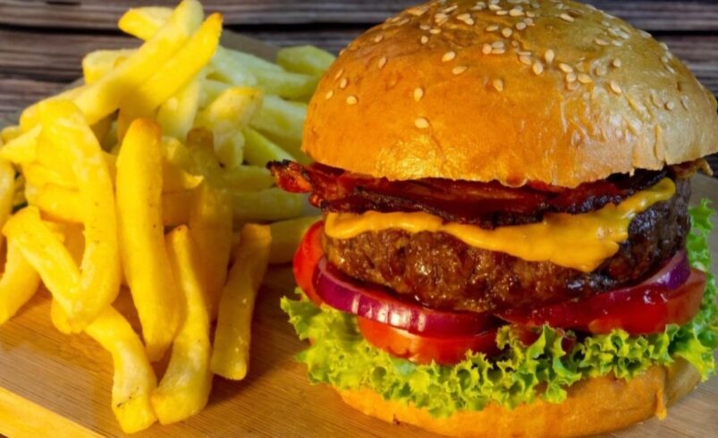 hambúrguer e batata frita