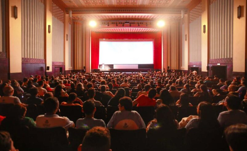 Por trás da tela: o que faz do cinema uma experiência insubstituível