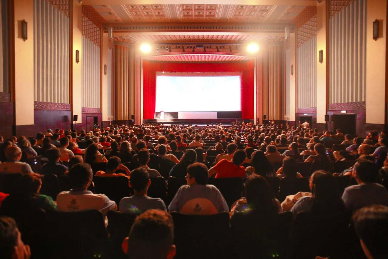 Por trás da tela: o que faz do cinema uma experiência insubstituível