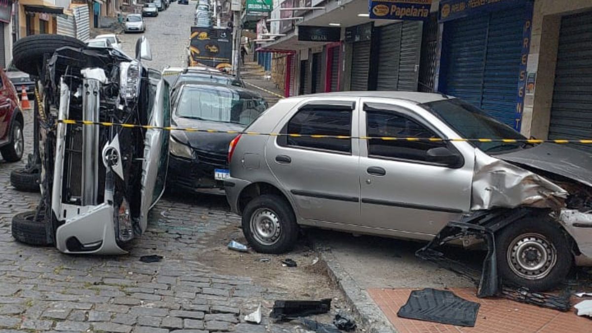 Capotamento em Olaria deixa feridos e veículos danificados em Friburgo