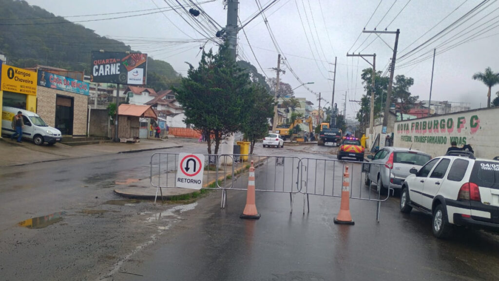 Trânsito muda em Conselheiro Paulino com obra em ponte