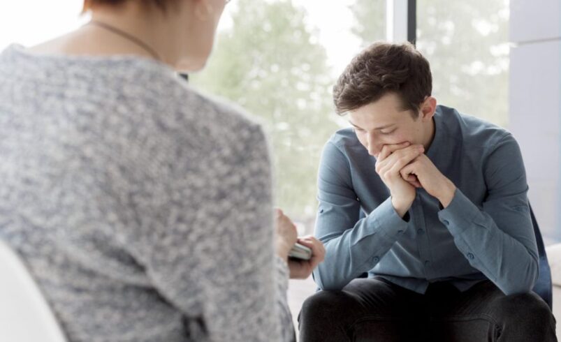 Homens evitam falar de emoções e números revelam consequências