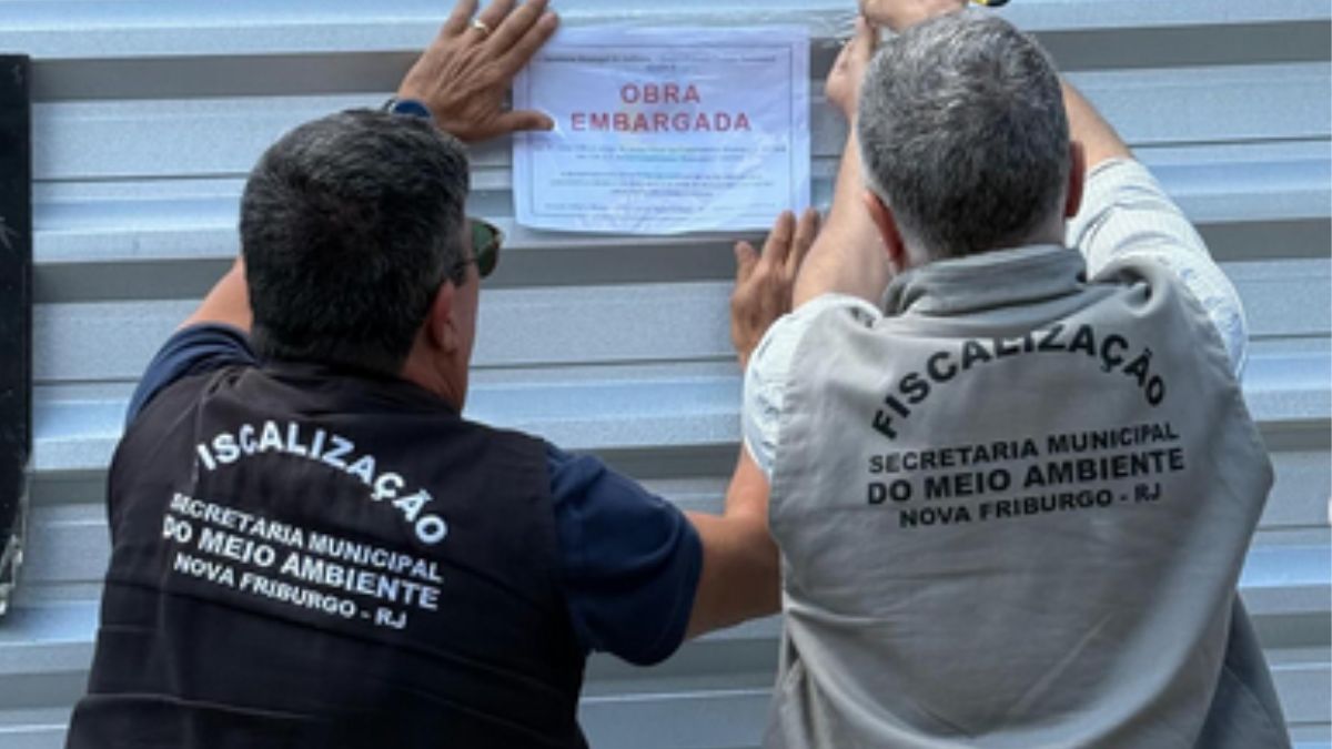 Fiscalização embarga construção irregular em Nova Friburgo