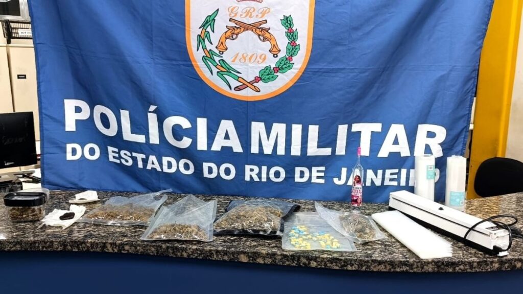 Apreensão de drogas no Centro de Nova Friburgo termina com dois presos