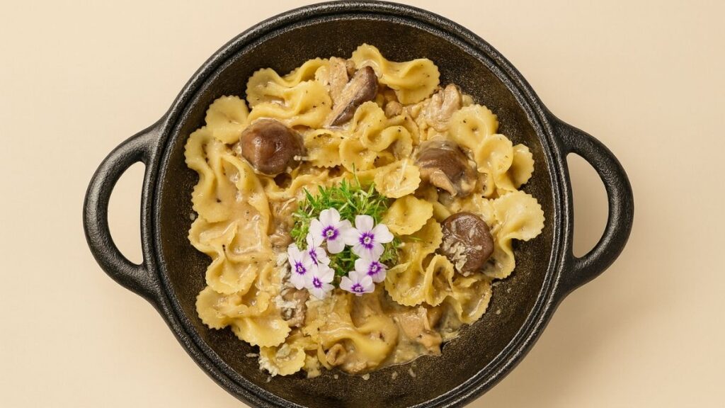 Farfalle com shiitake e alho negro finalizado com azeite trufado