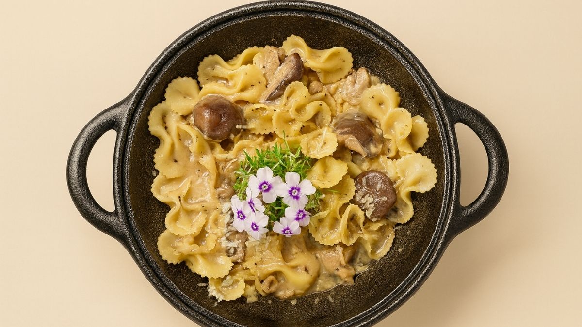 Farfalle com shiitake e alho negro finalizado com azeite trufado