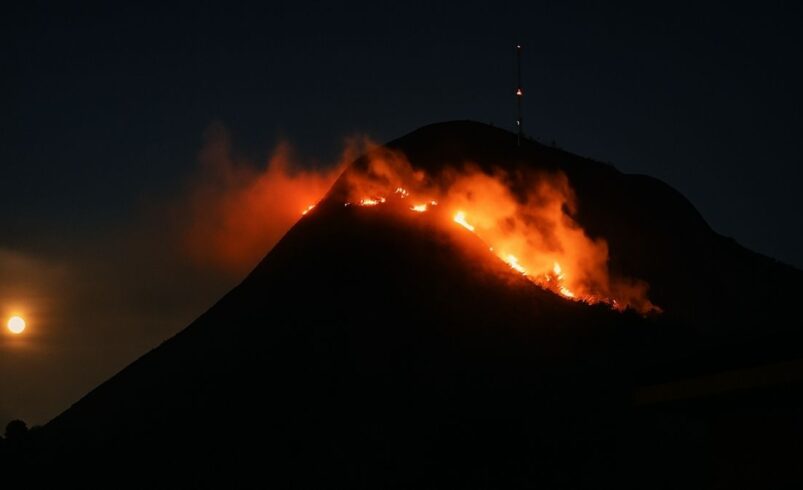 Incêndio na Pedra do Imperador mobiliza bombeiros pelo 3º dia em Nova Friburgo