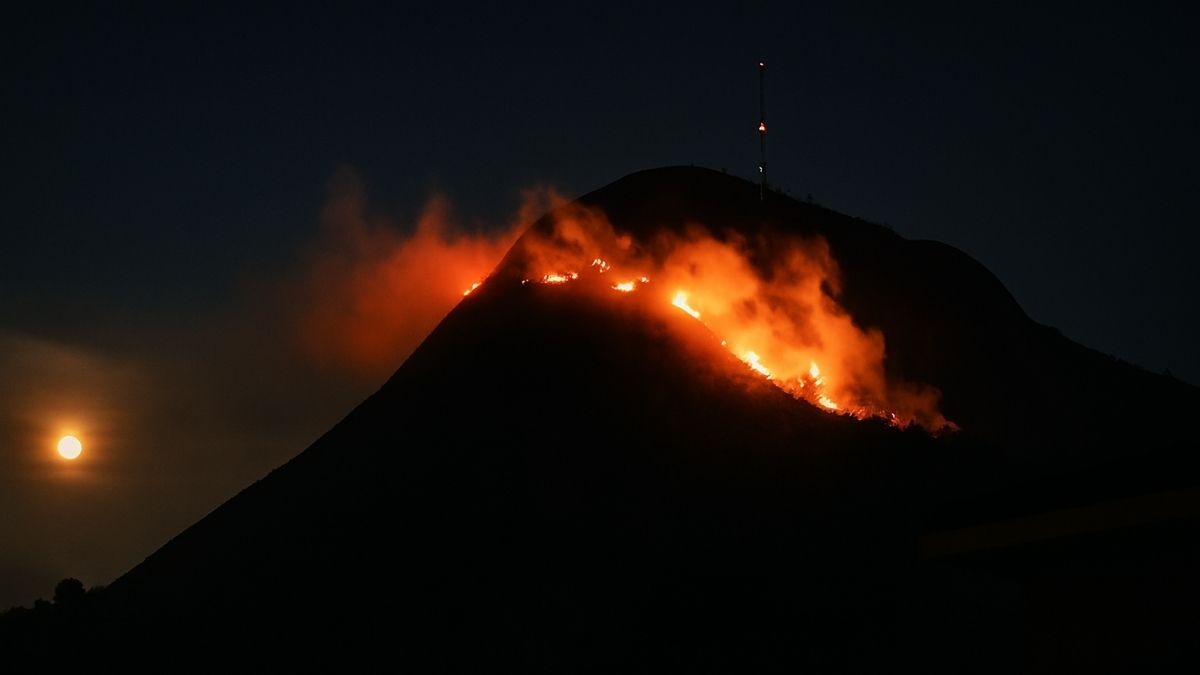 Incêndio na Pedra do Imperador mobiliza bombeiros pelo 3º dia em Nova Friburgo