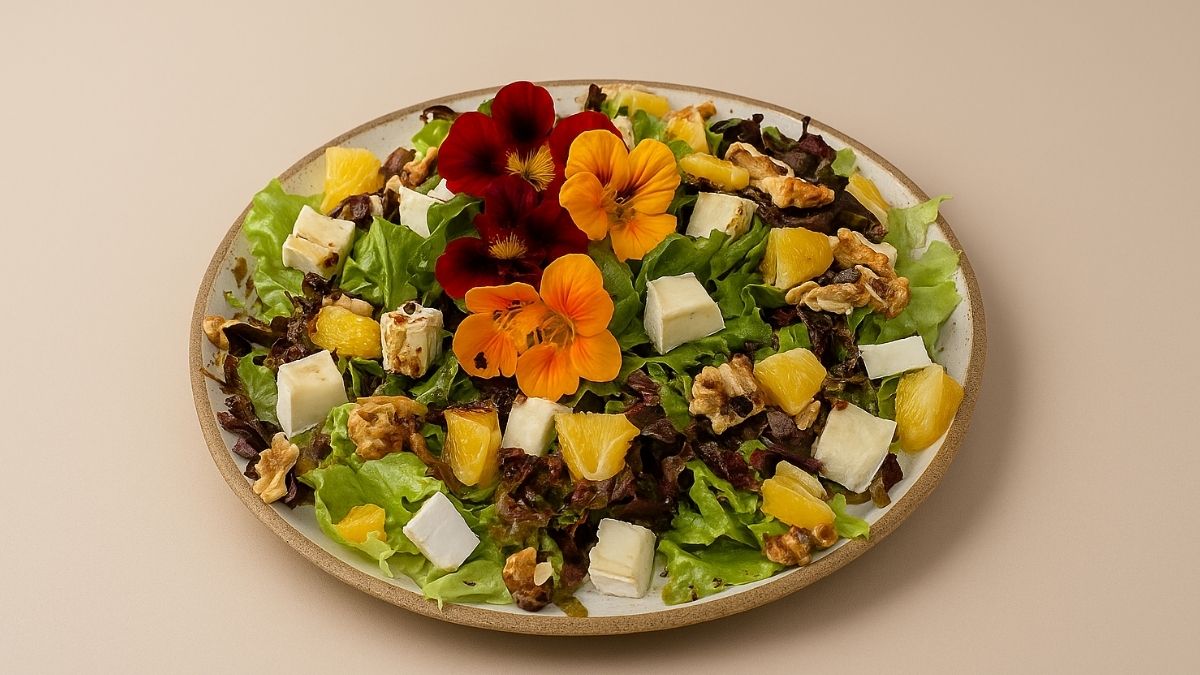 Receita leve e sofisticada: Salada de brie com laranja e nozes