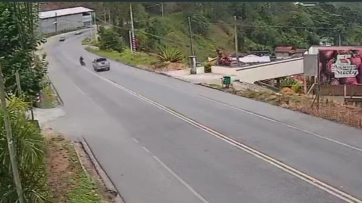 Motociclista invade contramão e morre em acidente na RJ-130 (Terê-Fri)