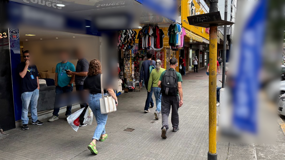 Comércios de Friburgo são notificados por uso irregular das calçadas