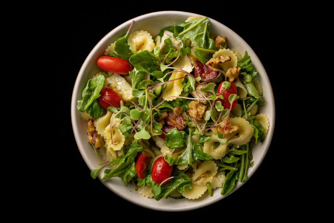 Farfalle com Brie, Nozes e Pera: Salada Refrescante