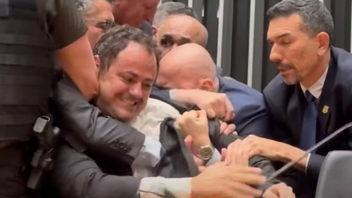 Câmara aprova suspensão de Glauber Braga por 6 meses e evita cassação