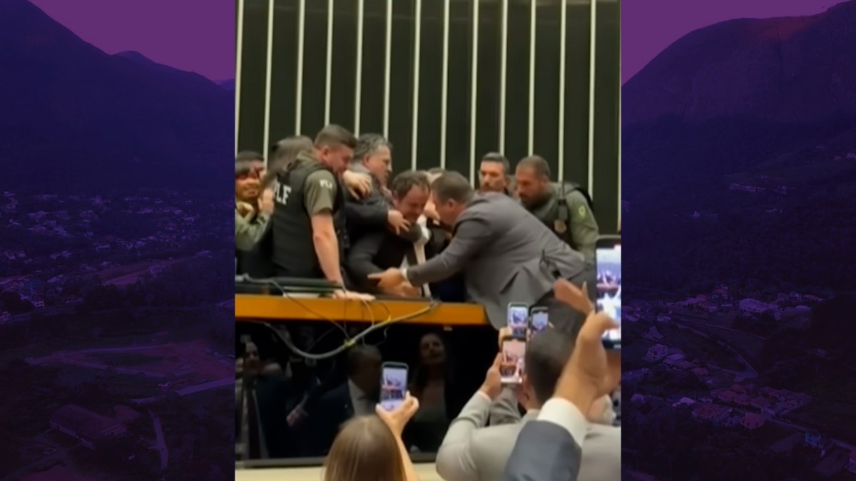 Glauber Braga é retirado à força após ocupar mesa da Câmara