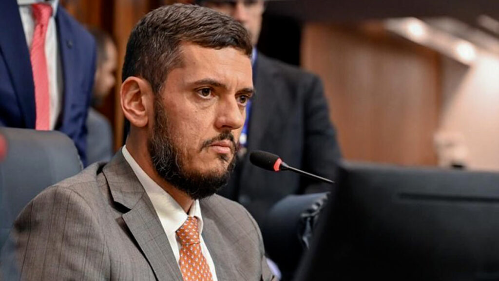 Após decisão do STF, Bacellar deixa prisão com tornozeleira eletrônica